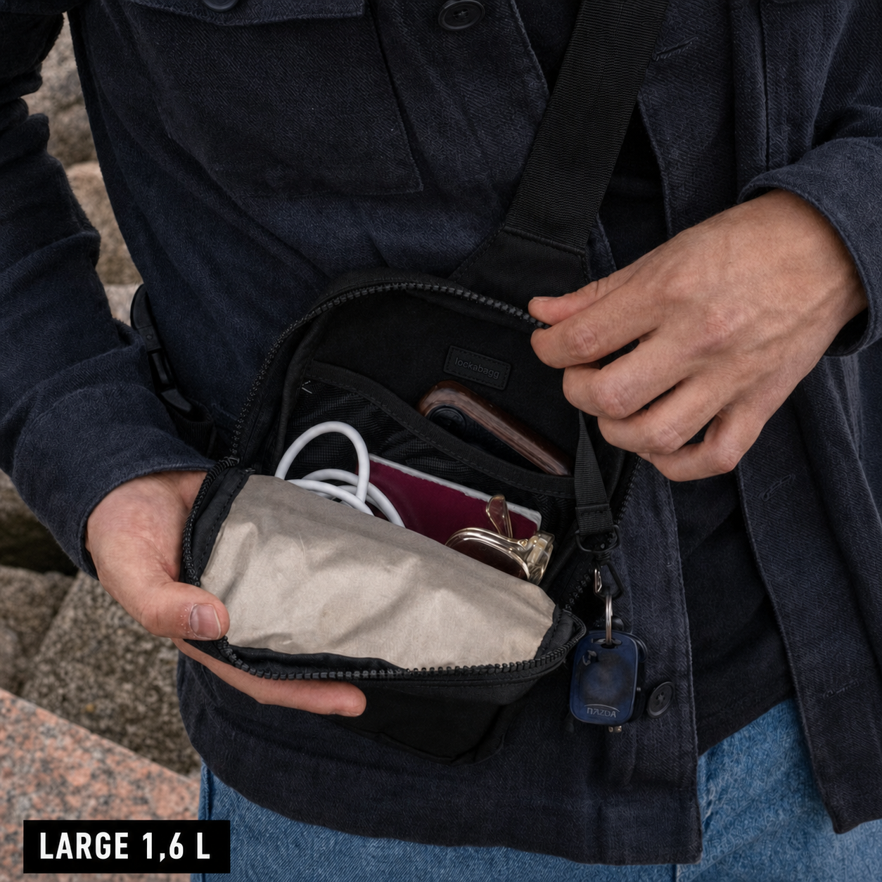 Sac Lockabagg Large 1,6 L ouvert avec davantage d’objets