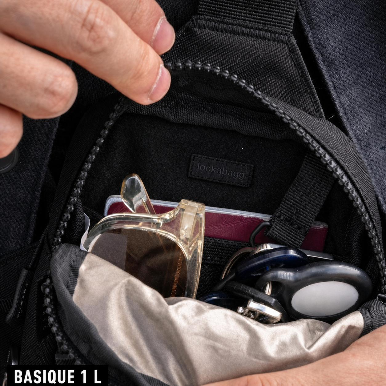 Sac Lockabagg Basique 1 L ouvert avec les essentiels du quotidien